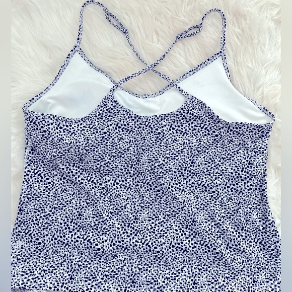 Black and white workout tank - Picture 2 of 3